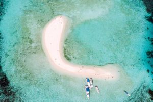 Luftaunahme einer L-förmigen Insel