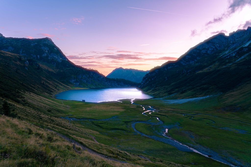 Ein wunderschöner Bergsee zur Zeit des Sonnenaufgangs