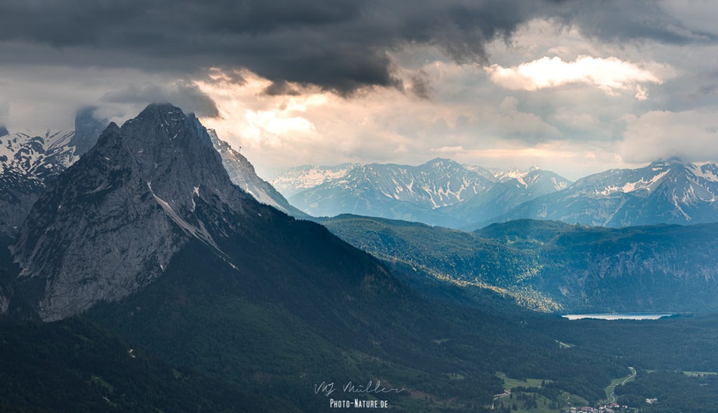 Zugspitze mit Eibsee und einem dramatischen Himmel